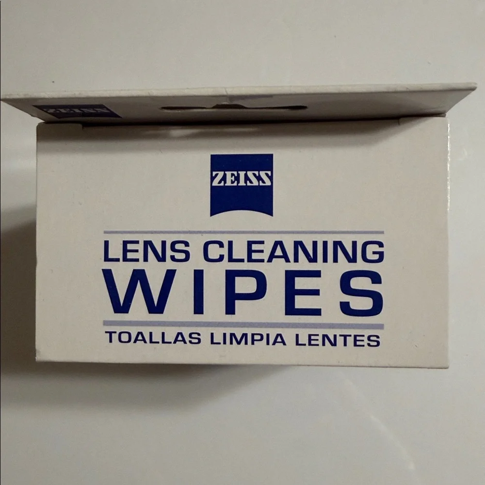 Lens Cleaning Wipes - White and Blue